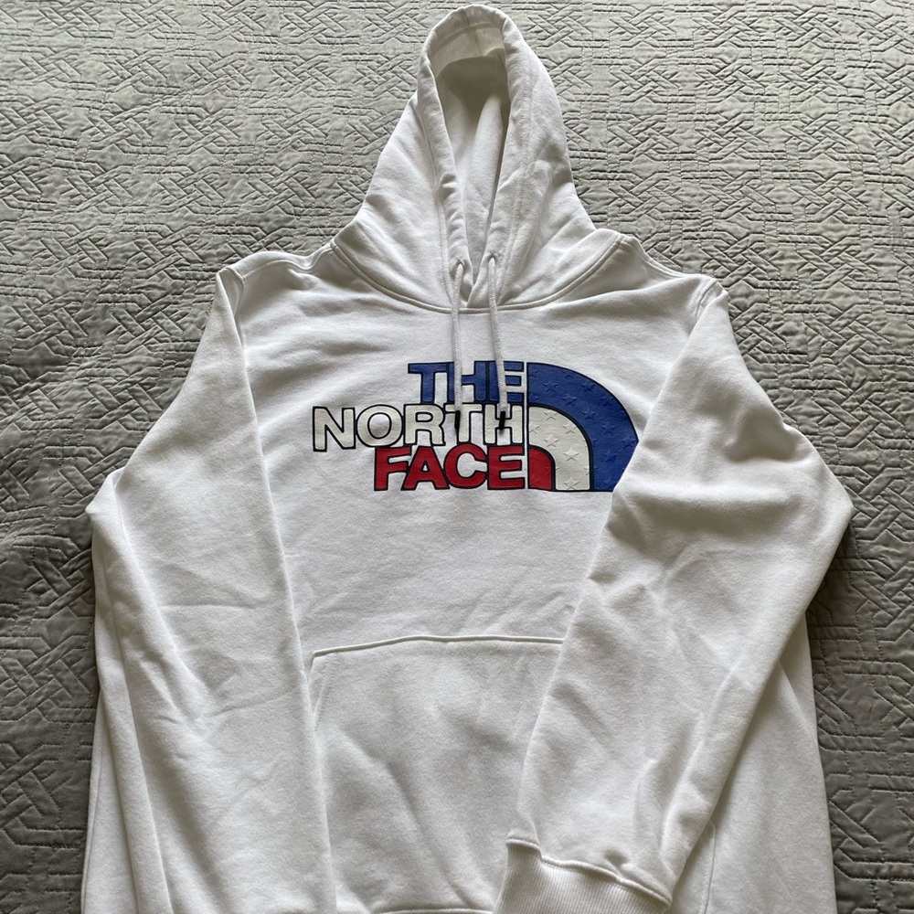 The North Face Medium USA Box Pullover Hoodie. NWT